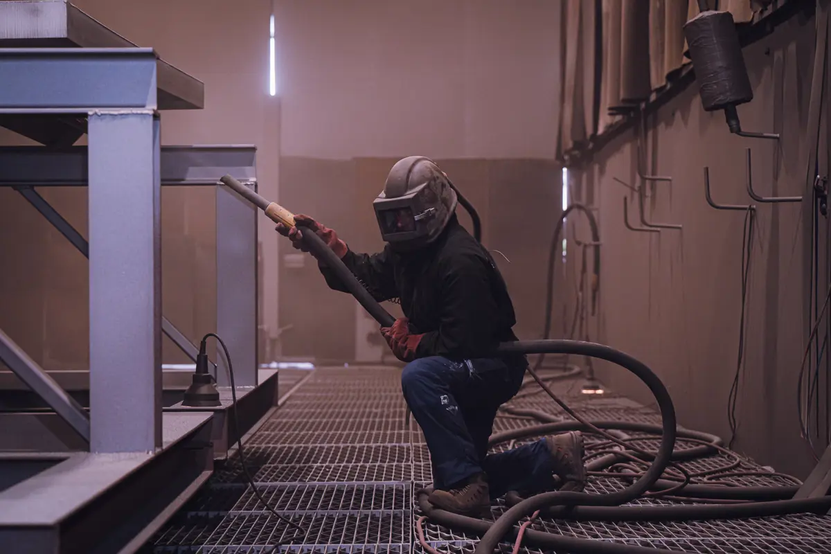 Handmatig stralen uitgelicht voor complexe staalconstructies